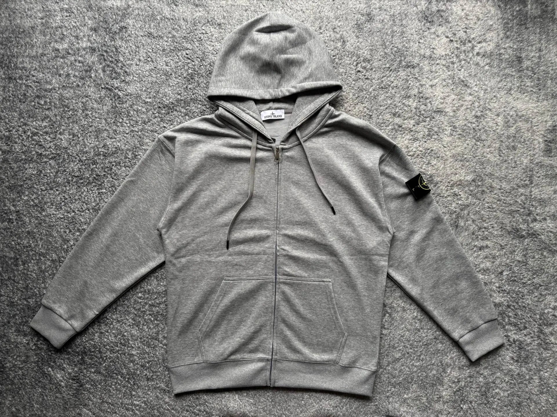 P186 STONE ISLAND Classic solid color casual hooded zipper long-sleeved spring and autumn sweatshirt jacket, same style for men and women. Stone Island hooded zipper sweatshirt, the outer seam design is the highlight, the details are interesting but not too high-profile. The black bottom is paired with a silver zipper. The overall look is low-key and neat, and the texture is very online. The version is relatively loose, making it very comfortable to wear. The style is more relaxed and does not pick on people or occasions. It looks very stylish when worn alone, and it’s totally OK when paired with a T-shirt. It is versatile when paired with jeans or khakis. It is casual and not sloppy. It can be easily used for commuting, parties and daily life. It is the kind of item that is often worn in the wardrobe but is reluctant to change. Color: Black Gray Navy Size Clothes length Shoulder width Bust Sleeve length Recommended weight S 69 56 54 54 115-130 M 71 59 57 55 130-155 L 73 62 60 56 155-175 XL 75 65 63 57 175-200